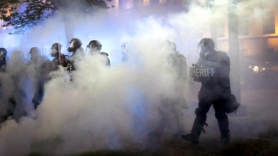 Policiais durante terceira noite de protestos em Kenosha, em Wisconsin - Scott Olson/Getty Images/AFP