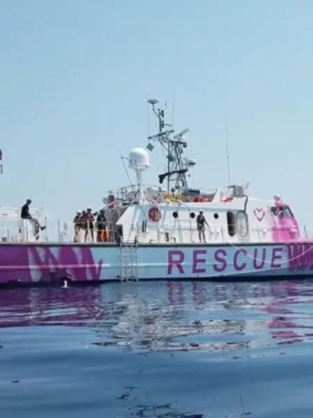 Barco de resgate financiado por Banksy - Divulgação