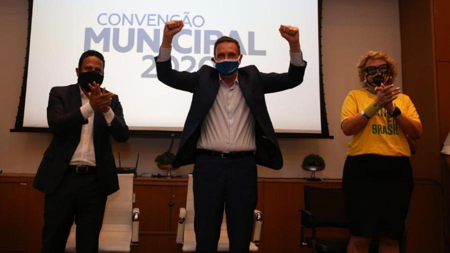Marcelo Crivella e Rogéria Bolsonaro na convenção do Republicanos - Douglas Macedo/ Divulgação
