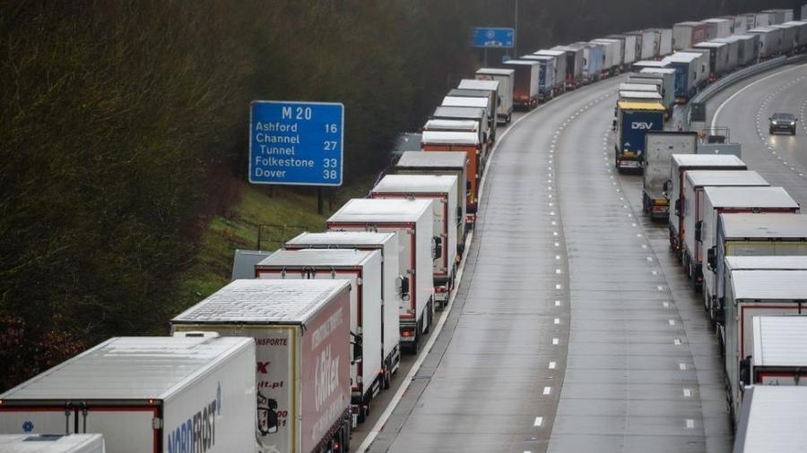 França anunciou fechamento de sua fronteira com Reino Unido por 48 horas, impedindo saída de caminhões do porto de Dover - Getty Images via BBC