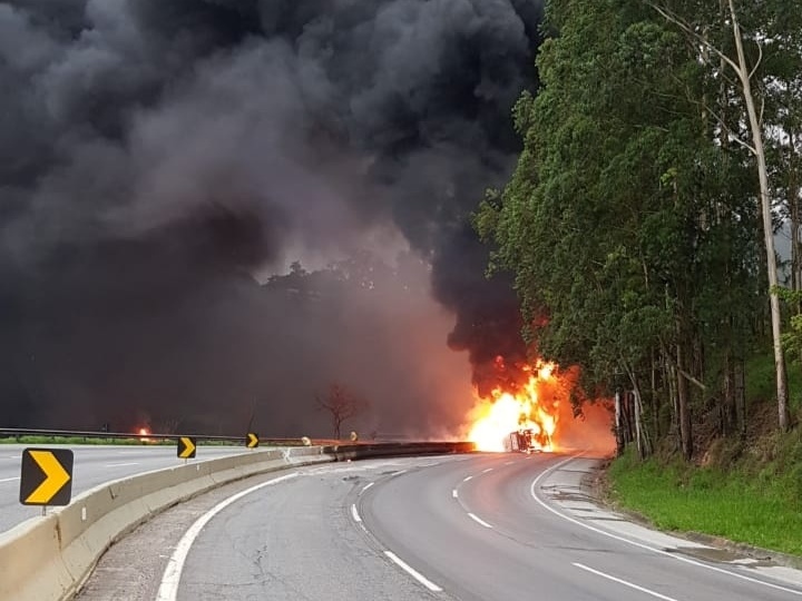 Carreta tomba e interdita km 69,5 da Rodovia Fernão Dias, em Mairiporã (SP)