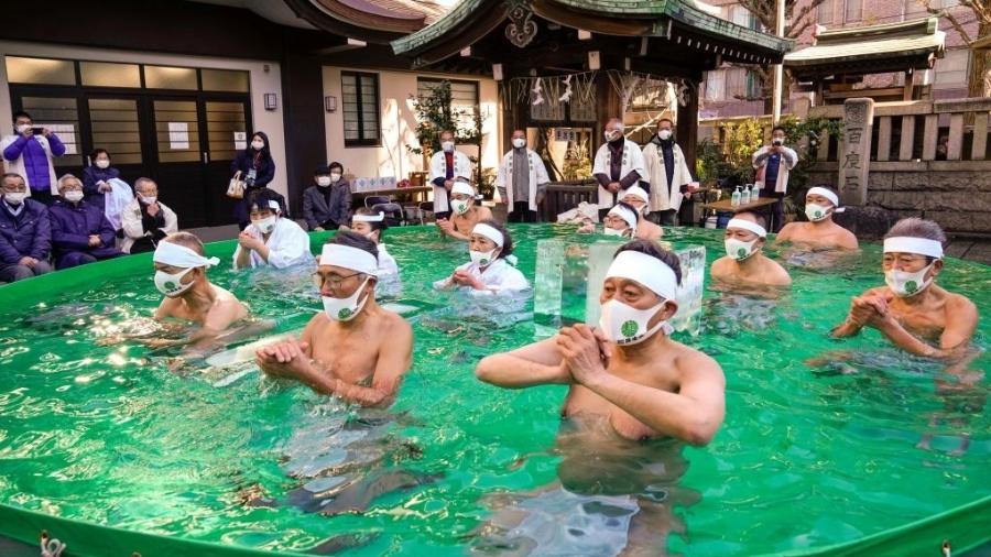 Japoneses rezam no templo Teppou-zu Inari, em Tóquio, pelo fim da pandemia do coronavírus - Christopher Jue/Getty Images