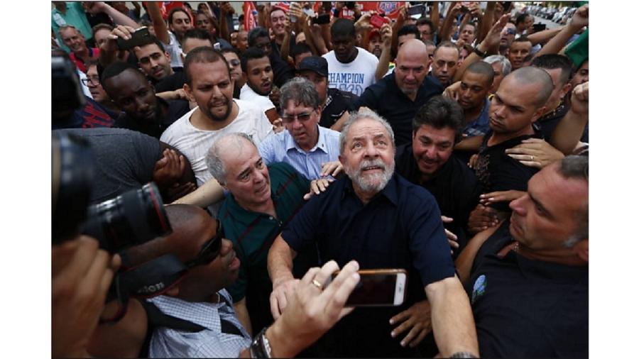 Lula no dia da ilegal e vergonhosa condução coercitiva decretada por Sergio Moro. Era um projeto de poder - Fábio Braga/Folhapress