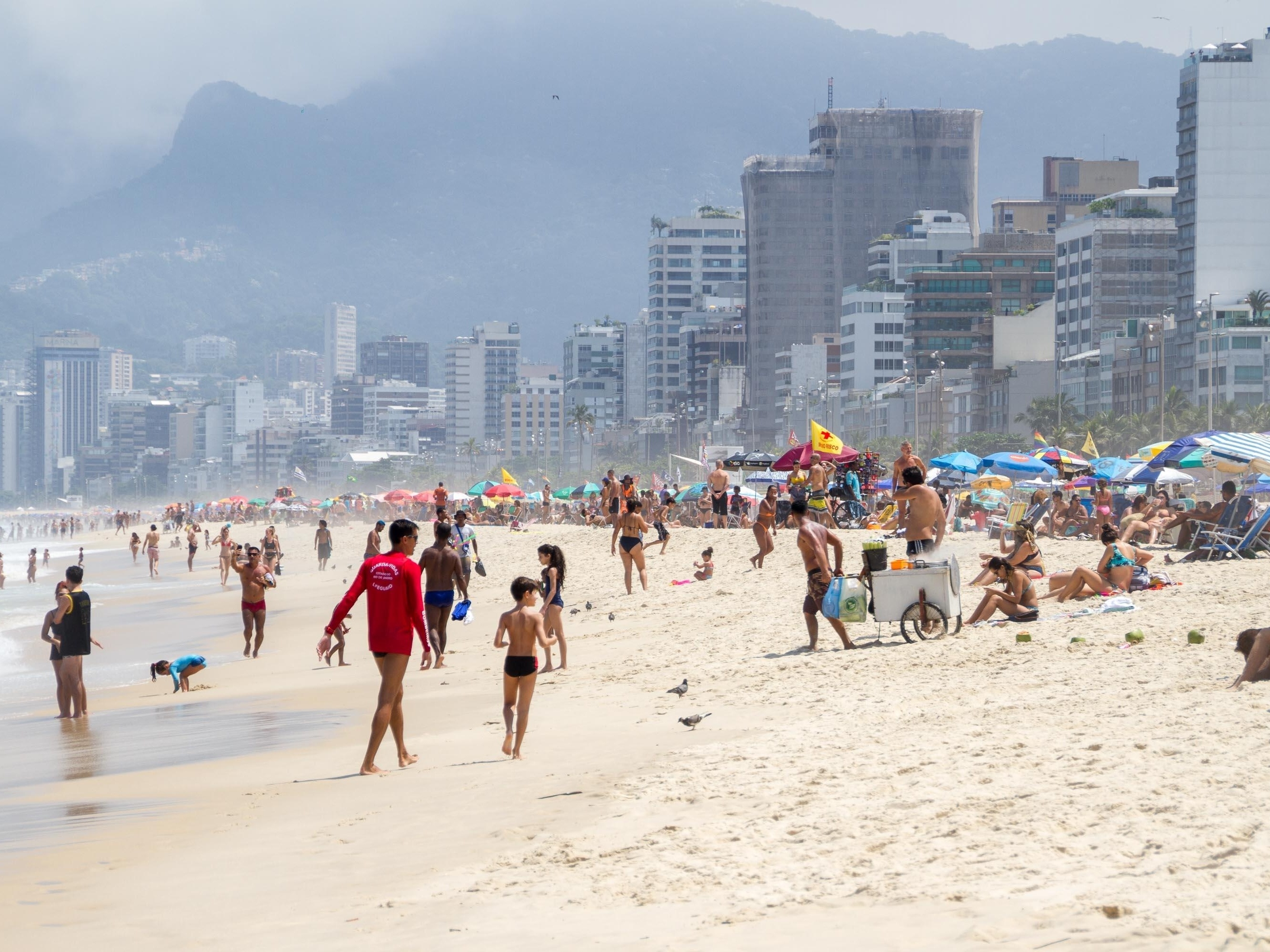 RJ pega contramão ao abrir bares antes de praias, dizem especialistas