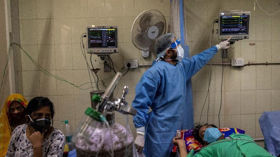 Pacientes infectados com o novo coronavírus recebem tratamento em hospital em Nova Déli, na Índia - Danish Siddiqui/Reuters/15.abr.2021