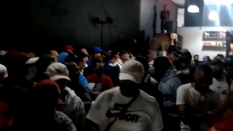 Mais de 150 pessoas estavam aglomeradas no local, muitas sem máscara de proteção contra a covid-19 - Divulgação/Governo de São Paulo