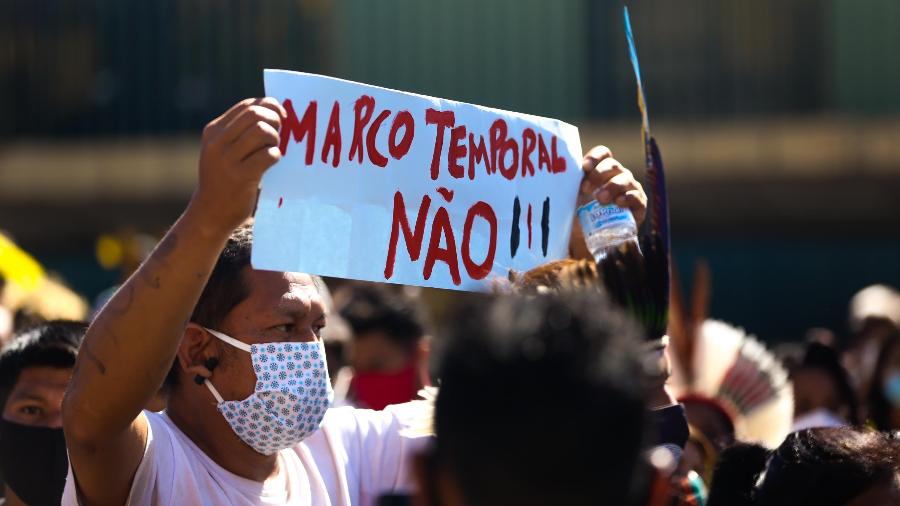 Protestos do povos indígenas em junho de 2021 em frente à entrada da Câmara dos Deputados, em Brasília, contra o PL 490, que trata da demarcação de terras - Cláudio Marques/Futura Press/Estadão Conteúdo