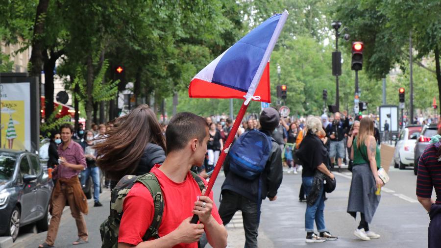 Polícia interveio após manifestantes marcharem por uma avenida e Paris sem a permissão das autoridades - Alaattin Dogru/Anadolu Agency via Getty Images