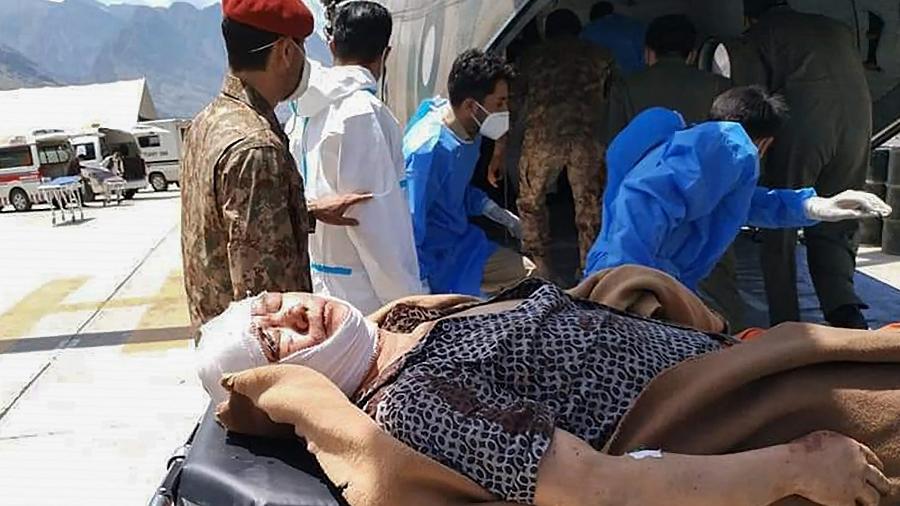 14.jul.2021 - Mulher chinesa, ferida depois que um ônibus explodiu e matou ao menos 13 pessoas, é levada para um hospital militar em Gilgit, no Paquistão - AFP