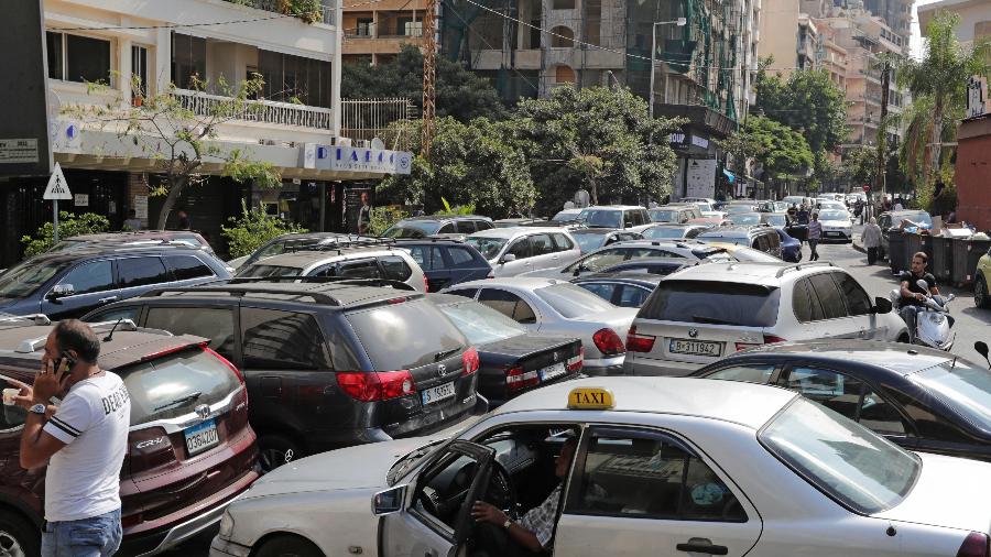 20.ago.2021 - Libaneses esperam em uma fila do lado de fora de um posto de gasolina fechado no distrito de Hamra, em Beirute - Anwar Amro/AFP
