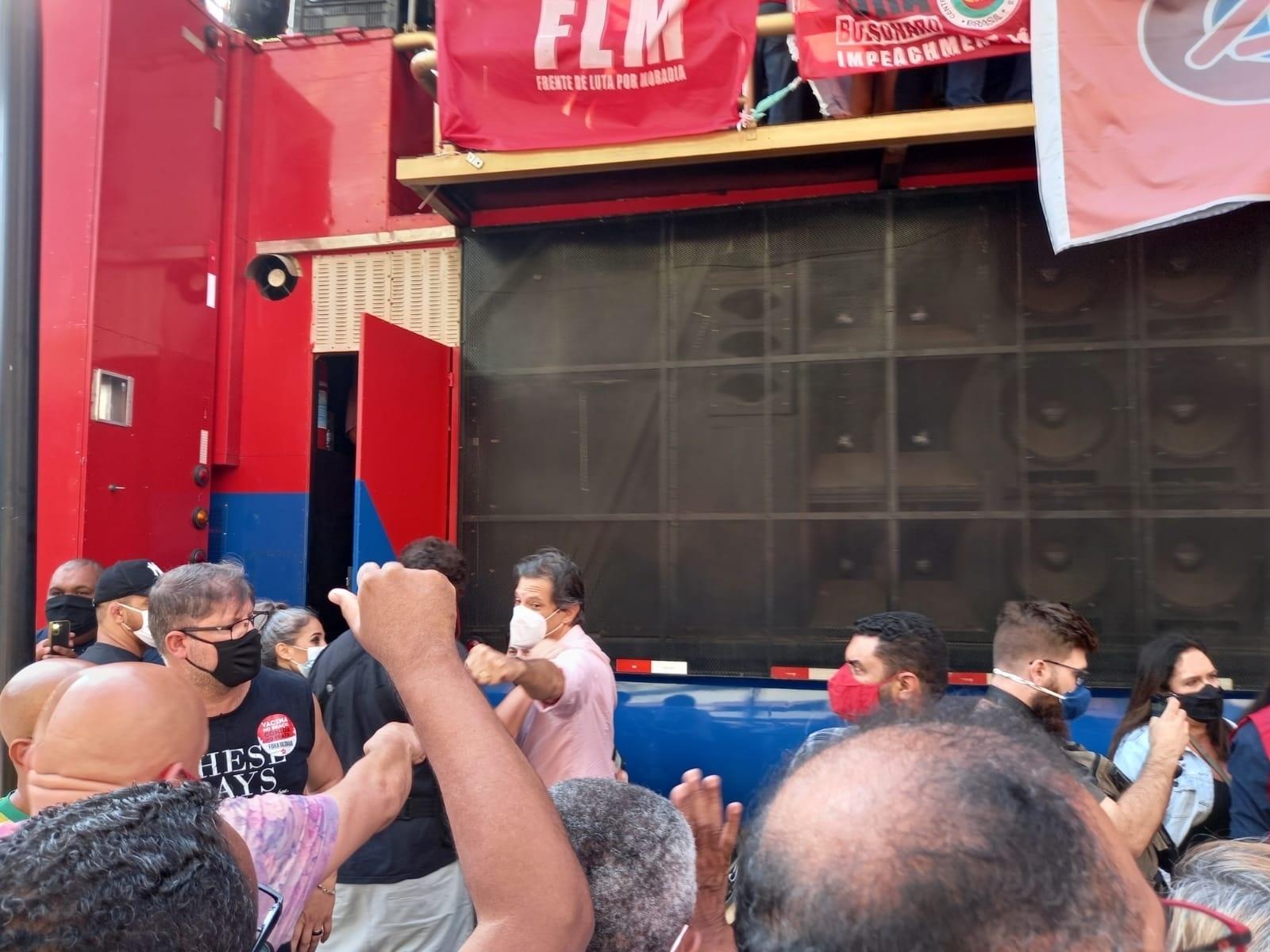 7.set.2011 - Manifestantes comemoram chegada de Fernando Haddad em ato no Vale do Anhangabaú, em São Paulo - Juliana Arreguy/UOL