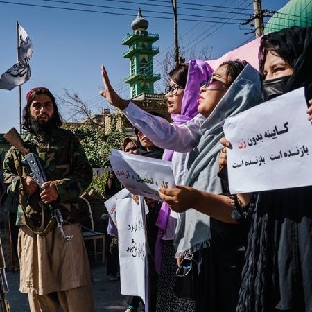 Mulheres protestam por temer perda de direitos sob novo regime Talebã - Getty Images