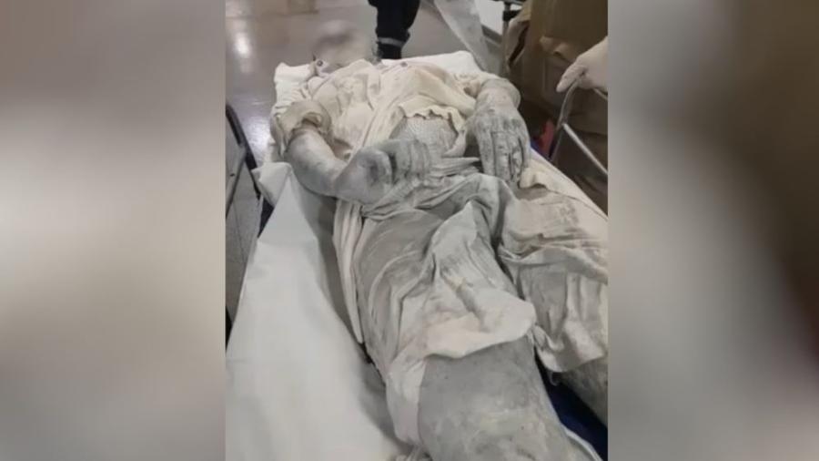 Mulher ficou com o corpo encoberto com tinta branca após agressão - Reprodução/ TV Anhanguera
