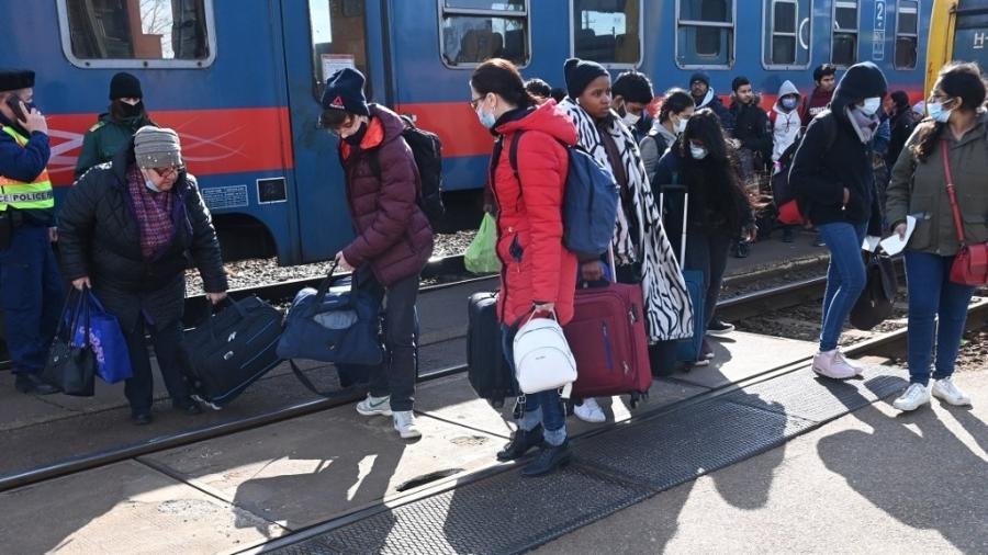 1.mar.2022 - Desembarque de refugiados na estação ferroviária na cidade fronteiriça húngara-ucraniana de Zahony - Attila Kisbenedek/AFP