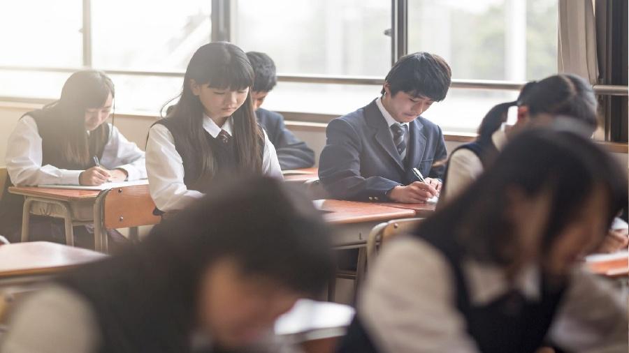 Estudantes japoneses do ensino médio em sala de aula.  - Xavier Arnau/Getty Images