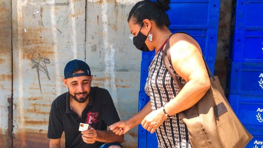 Diarista conseguiu alavancar as visualizações do seu canal no YouTube entregando cartões impressos com QR Code no bairro onde mora - Estela Sousa