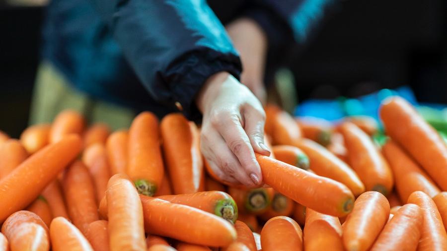Preço da cenoura disparou 166% em um ano, e chegou a virar meme e alvo de protestos em março - Getty Images