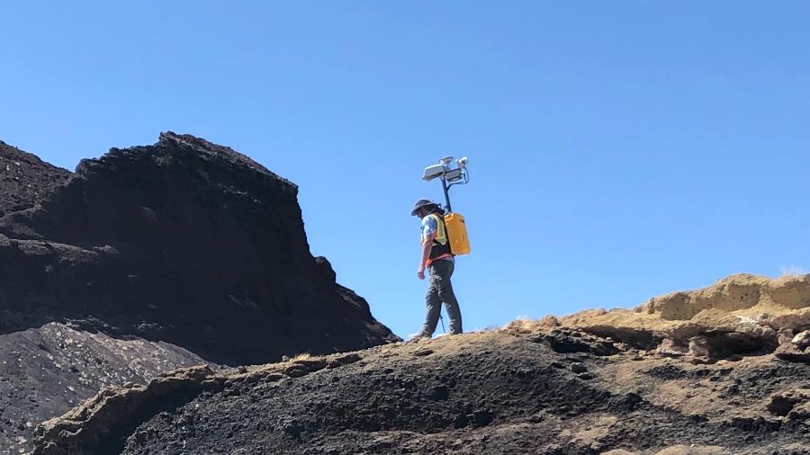 Pesquisador Michael Zanetti faz testes com mochila com sensores topográficos durante caminhada no Novo México (EUA); modelo é um protótipo que Nasa deverá enviar caminhadas de astronautas na Lua - Michael Zanetti/Nasa