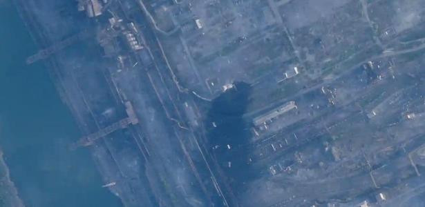 5.mai.2022 - Imagem de satélite mostra fumaça na siderúrgica Azovstal, em Mariupol