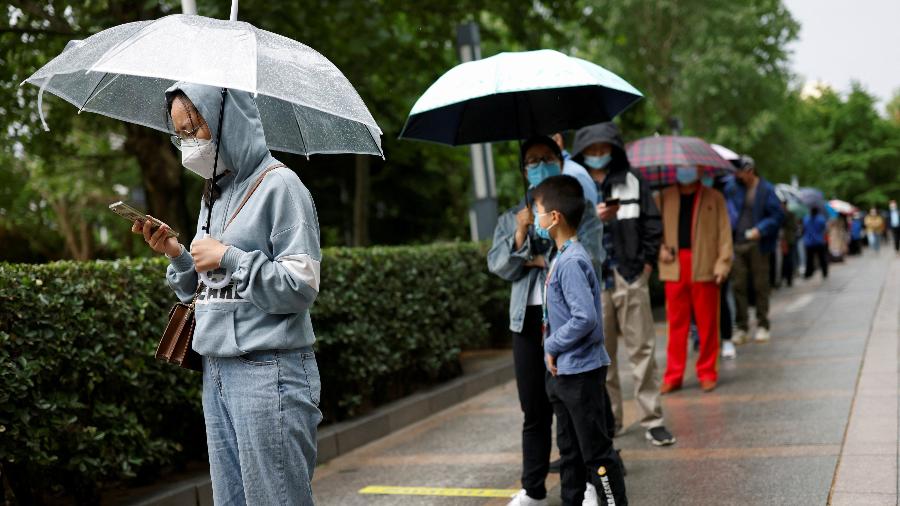 Chineses formam fila na rua em meio ao surto de covid-19 em Pequim - REUTERS/Carlos Garcia Rawlins