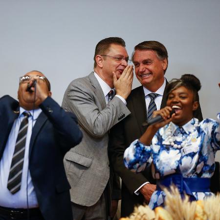 3.ago.22 - O presidente Jair Bolsonaro participa com Sóstenes Cavalcante (à esq.) de culto