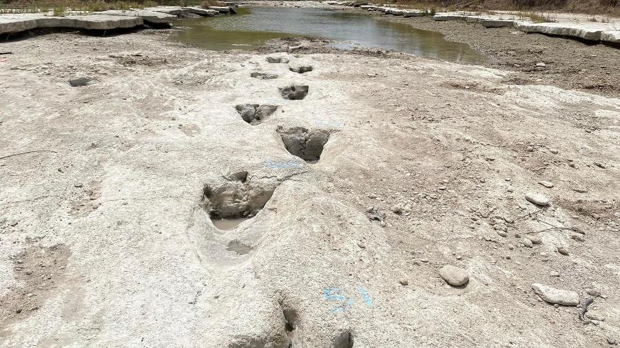 Pegadas de dinossauro foram encontradas após rio secar dentro de parque no Texas - Handout / Dinosaur Valley State Park / AFP