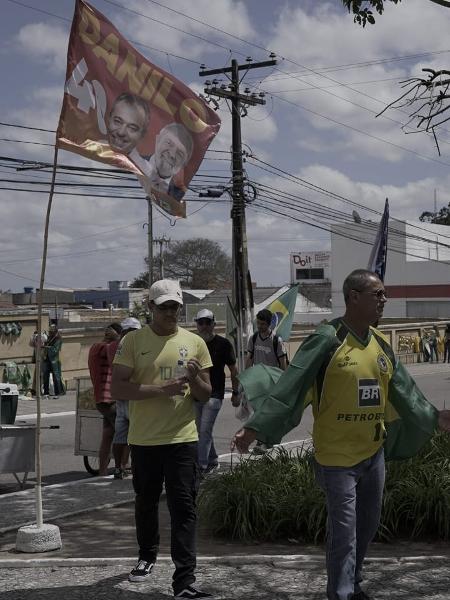 Apoiadores do presidente Jair Bolsonaro (PL) em ato de campanha do presidente na cidade de Garanhuns, terra natal de Lula (PT); ao fundo, uma bandeira com Lula ao lado de Danilo Cabral (PSB), candidato ao governo do estado apoiado pelo PT  - Liel Marín