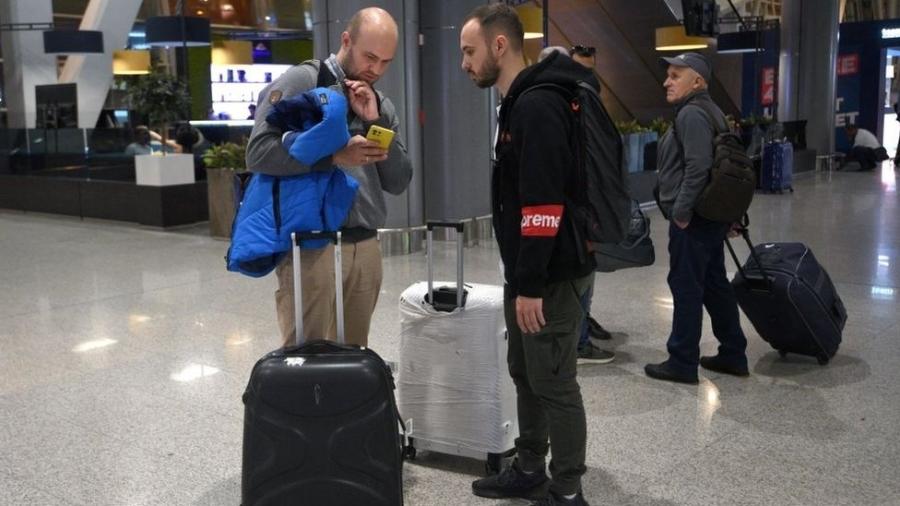 Passageiros russos chegam ao aeroporto de Yerevan, na Armênia - Getty Images