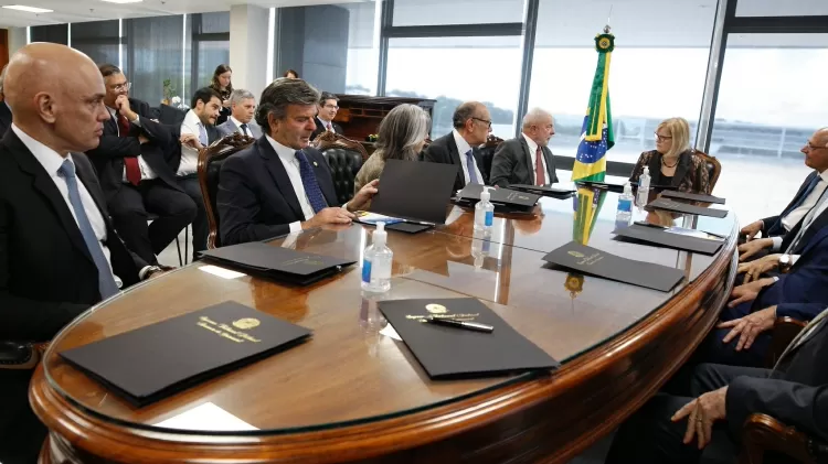 Equipe de transição, incluindo Flavio Dino (com a mão no queixo), observa reunião de Lula com ministros do STF - Nelson Jr./SCO/STF - Nelson Jr./SCO/STF