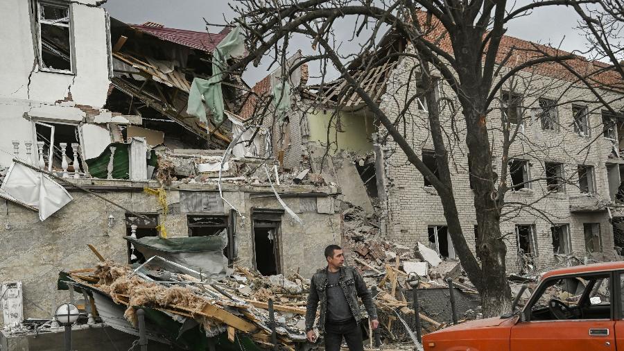 Homem se afasta de prédio destruído por ataque russo em Sloviansk, Ucrânia - Aris Messins/AFP