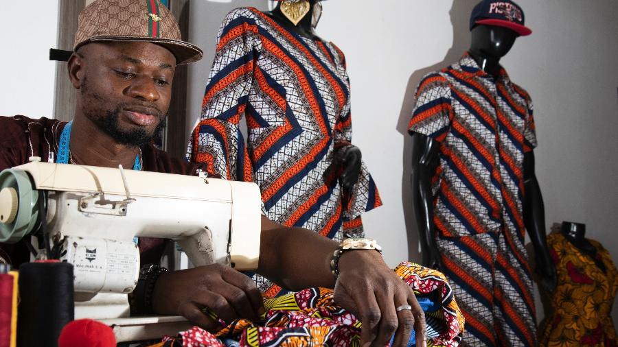 Lassana Mangassouba é estilista e costureiro e veio do Senegal para o Brasil; ele costura desde os 15 anos - Gil Vicente/Fanzine/ASN