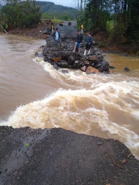 Passagem destruída pela chuva no RS - Divulgação/Defesa Civil