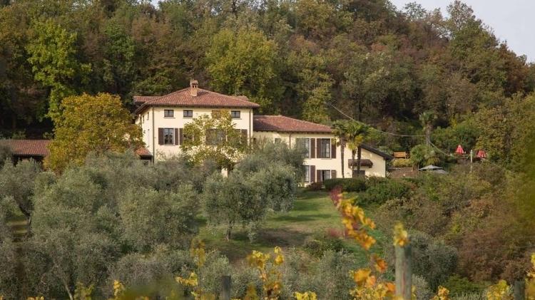 Mansão na Lombardia, Itália, tem uma vinícola completa e uma oliveira e custa R$ 33 milhões