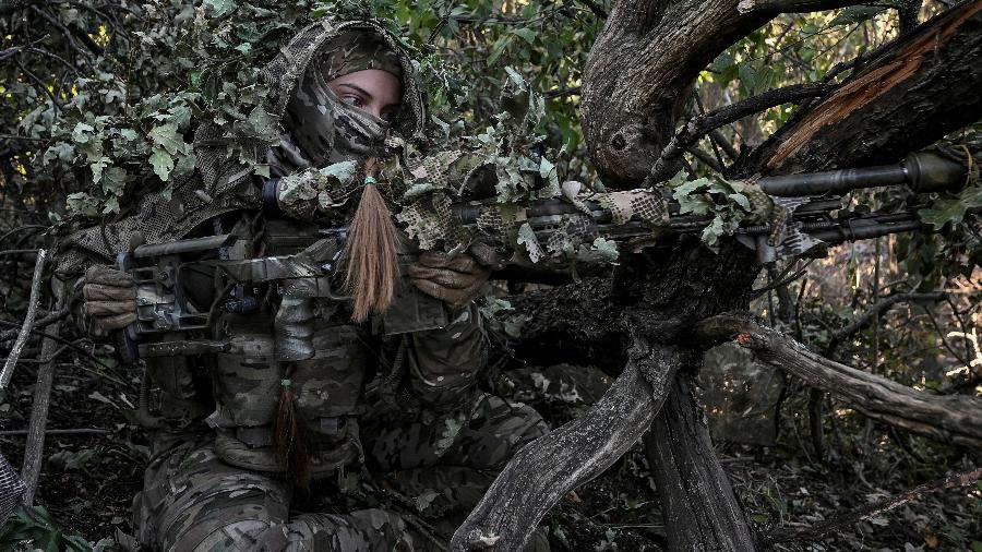 Sniper do exército da Ucrânia em missão em Bakhmut, no sul do país