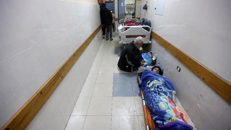 12.jan.2024 - Palestinos feridos em um ataque israelense ficam no corredor do hospital Nasser em Khan Younis, no sul da Faixa de Gaza