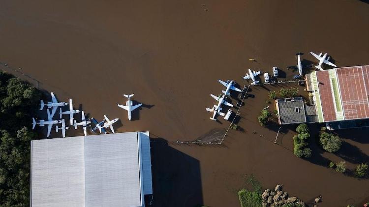 Imagem aérea da pista do aeroporto Salgado Filho em 6 de maio 