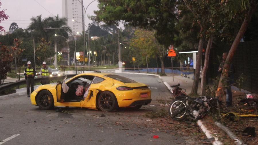 29.jul.2024 - Motorista de um Porsche atropelou e matou um motociclista na Avenida Interlagos, na zona sul da cidade de São Paulo (SP)