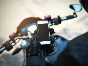 Motociclista é multado por tirar foto parado no semáforo; o que diz a lei?