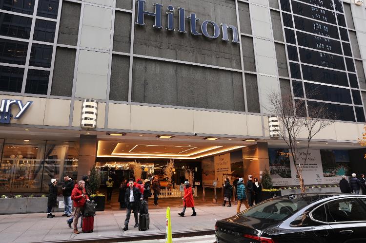 A entrada do hotel Hilton onde Brian Thompson foi assassinado