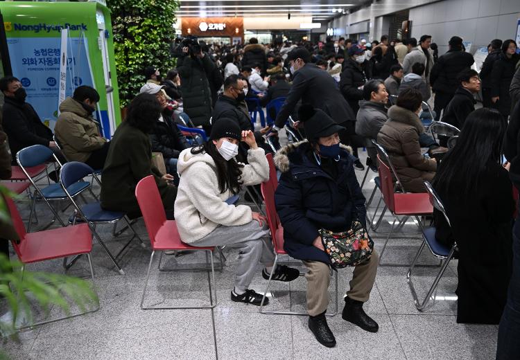 Familiares aguardam notícias no Aeroporto de Muan