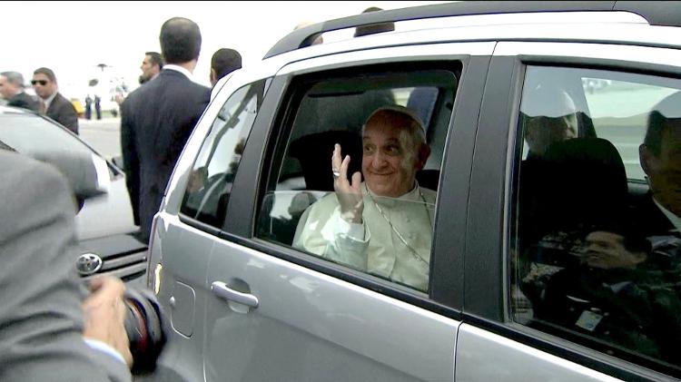Papa Francisco embarcou no carro assim que deixou o aeroporto do Galeão, no Rio Papa Francisco embarcou no carro assim que deixou o aeroporto do Galeão, no Rio