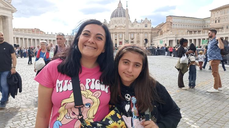 A italiana Laura Riccio, 48, com a filha Lucia, de 11 A italiana Laura Riccio, 48, com a filha Lucia, de 11