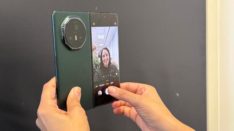 Selfie com o aparelho Magic V3, da Honor, que tem 9.9 mm de espessura Selfie com o aparelho Magic V3, da Honor, que tem 9.9 mm de espessura