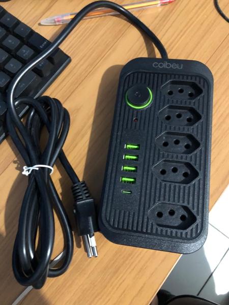Extensão tomada com 5 tomadas e 4 interfaces USB Extensão tomada com 5 tomadas e 4 interfaces USB