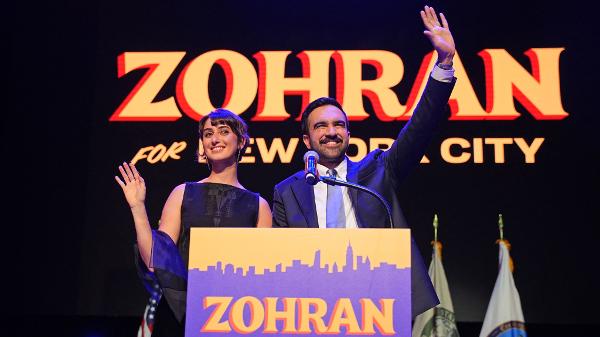 Zohran Mamdani comemora a vitória ao lado da esposa, Rama Duwaji, em evento no Brooklyn, após ser eleito prefeito de Nova York - o primeiro socialista a comandar a cidade em mais de um século