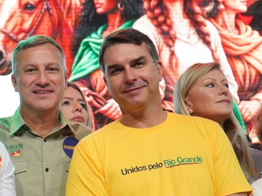 Flávio Bolsonaro diz que, se vencer, subirá rampa do Planalto com pai