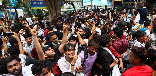 Ministro da Educação da Índia renuncia após 'protesto das baratas'