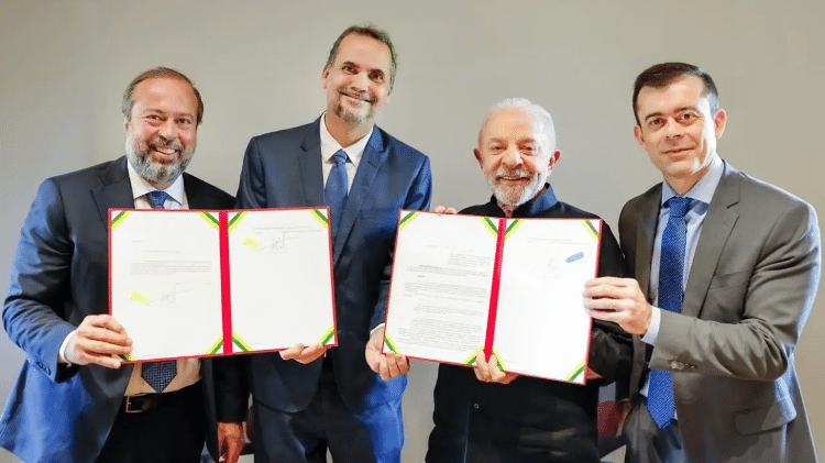 Na quarta-feira (9), o presidente Lula assinou um decreto e apresentou uma medida provisória para desonerar os combustíveis. Ao lado dele, da esquerda para a direita: Alexandre Silveira (ministro de Minas e Energia), Bruno Moretti (ministro do Planejamento e Orçamento) e Rogério Ceron (Secretário-executivo do Ministério da Fazenda)