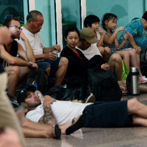 Passageiros aguardam no saguão do aeroporto de Bali após o cancelamento de todos os voos - Sonny Tumbelaka/AFP