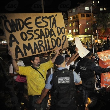27.jul.15 - Protesto na favela da Rocinha marca dois anos de desaparecimento de Amarildo 
